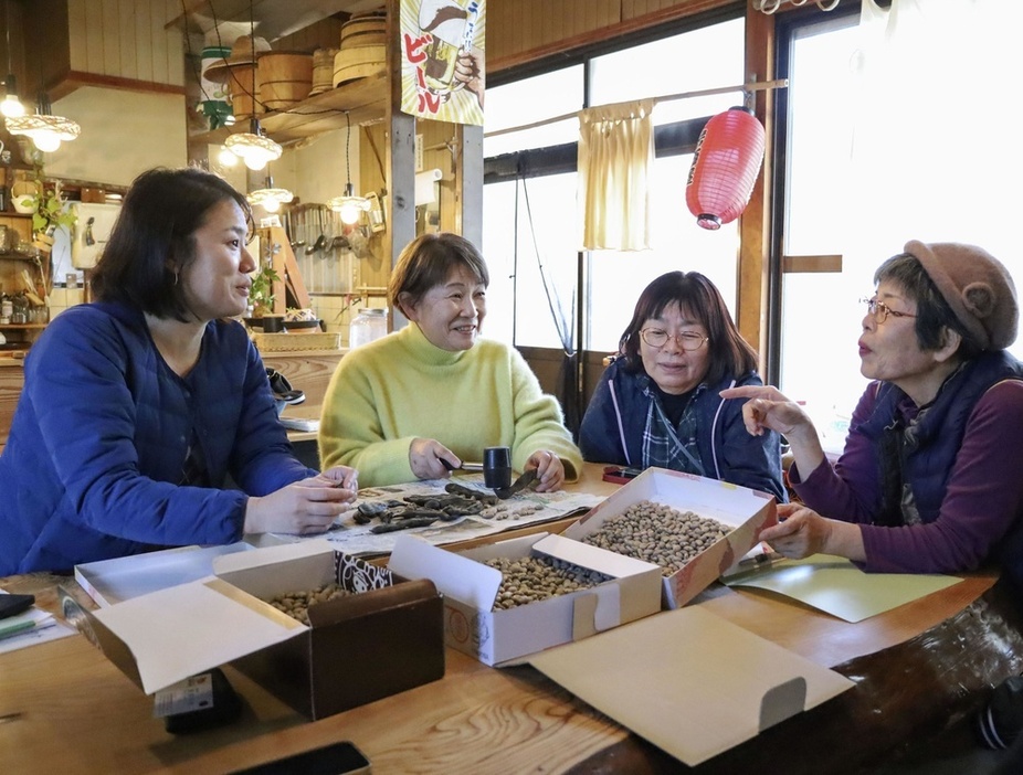 住民たちと「土佐八升豆」について話す小野加央里さん（左端）＝2024年2月、高知県日高村