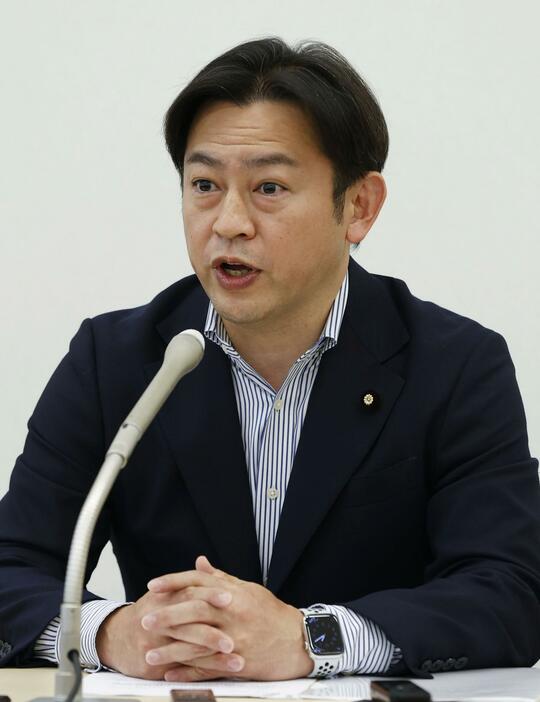 記者会見する自民党の福岡資麿参院議員＝30日午後、国会