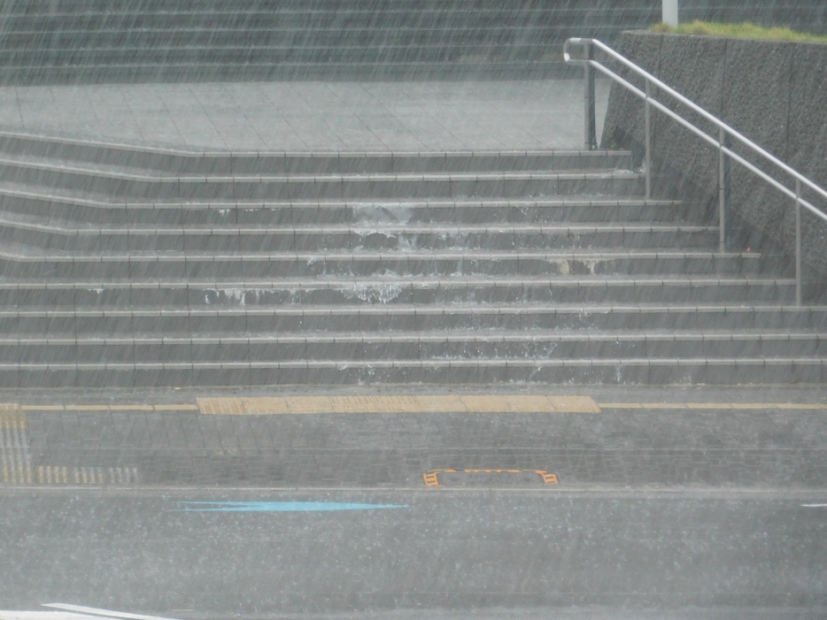 和歌山県民文化会館の階段を流れる雨【和歌山市でも大雨】