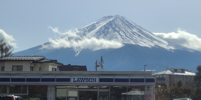 「ローソン×富士山」が映えると外国人観光客が殺到した河口湖町