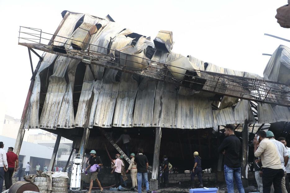 火災が発生したインド西部グジャラート州ラージコートの遊戯施設＝25日（AP＝共同）