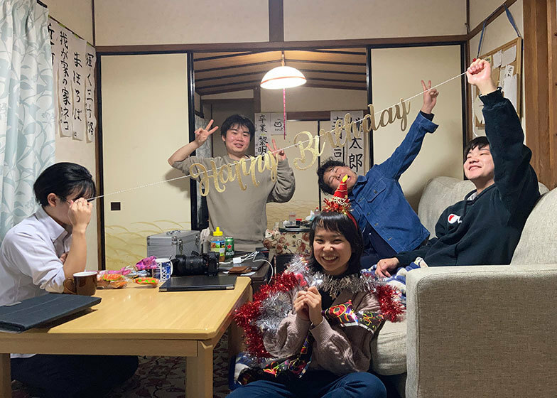 「はちとご」の住民でお祝いした菱田さんの誕生日パーティ（画像提供／板谷隼さん）