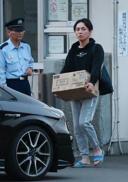 保釈され迎えの車に荷物を積み込む西本誠被告＝２４日午後、宮崎市・宮崎刑務所