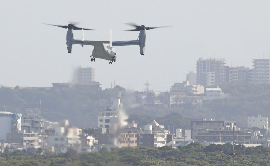 米軍普天間飛行場から離陸する米海兵隊のMV22オスプレイ＝3月、沖縄県宜野湾市