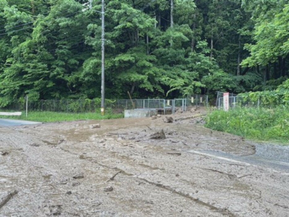土砂が道路に流れ込んだ現場 岐阜県高山市 画像:岐阜県提供