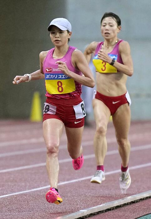 女子1万メートルで32分33秒88をマークし優勝した加世田梨花。右は2位となった松田瑞生＝ヤンマースタジアム長居