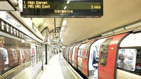 金曜日朝8時半過ぎのロンドン地下鉄レスタースクエア駅。平日のほかの曜日ならラッシュ時のはずだが人影はまばらだ（筆者撮影）