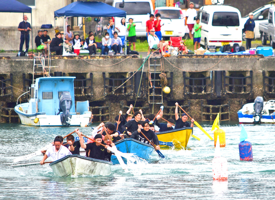 過去最多の80チームが熱戦を繰り広げた「第16回舟こぎフェスティバル」＝12日、鹿児島県奄美市名瀬