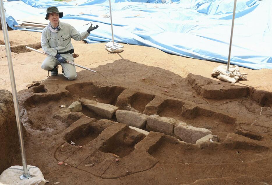 地中保存前の最後の公開となった吉野ケ里遺跡の石棺墓＝3日午前、佐賀県吉野ケ里町