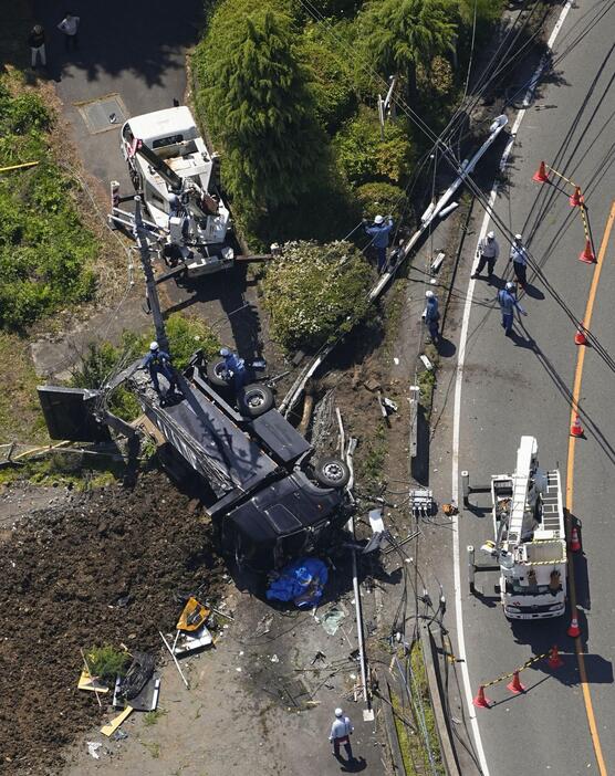 電柱をなぎ倒し横転したダンプカー＝22日午後1時7分、群馬県みなかみ町（共同通信社ヘリから）