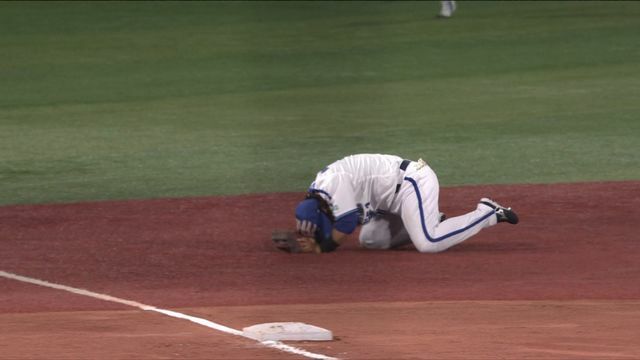 頭を押さえる宮崎敏郎選手