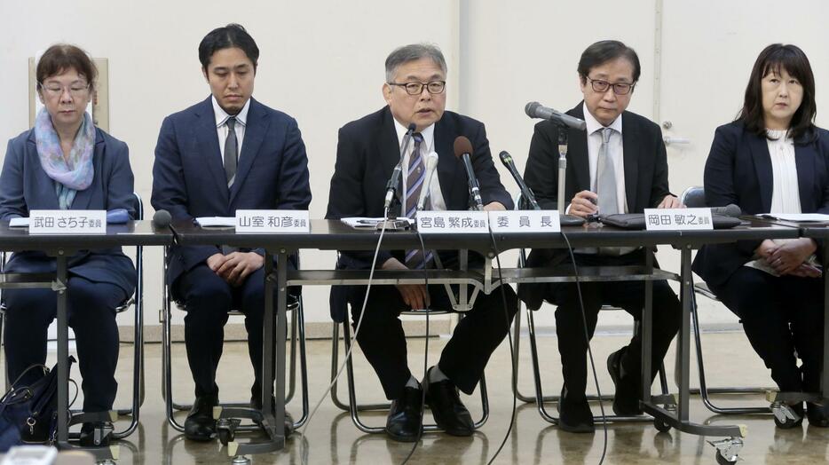 記者会見する第三者委員会委員長の宮島繁成弁護士（中央）ら＝31日、大阪府泉南市