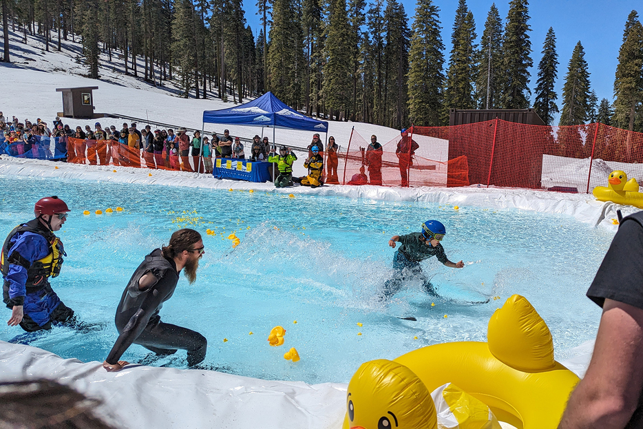 カリフォルニア州にあるドッジリッジスキー場で開催される水上のお祭りイベント「ポンドスキム」