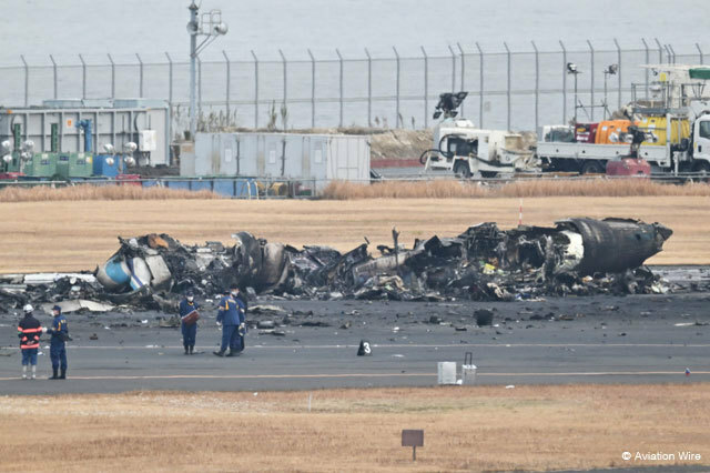 JL516便との衝突で焼け落ちた海保のMA722＝24年1月3日 PHOTO: Tadayuki YOSHIKAWA/Aviation Wire