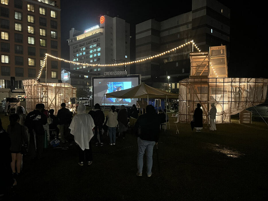 栗林隆の「Tanker Project」。写真は4月6日夜に行われたライブイベント「Play with the Earth」の様子。志津野雷とPlay with the Earth Orchestraが出演し、雨が混じる中、大勢の観客で盛り上がった。
