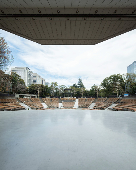 音楽ファンにとって伝説の地となっている〈日比谷公園大音楽堂〉のステージから見る客席。