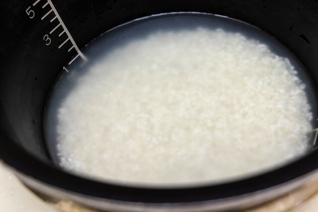 洗った後のお米を一定時間水につけると、美味しいご飯が炊ける！※画像はイメージです（木村　亨/stock.adobe.com）