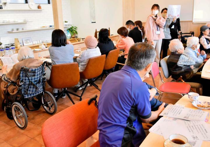 認知症カフェでレクリエーションを楽しむ参加者＝松山市太山寺町