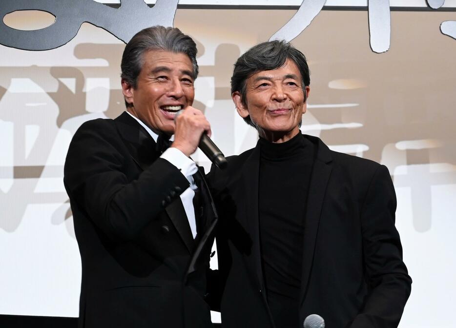 映画「帰ってきたあぶない刑事」の舞台あいさつに登壇した舘ひろしさん（左）と柴田恭兵さん