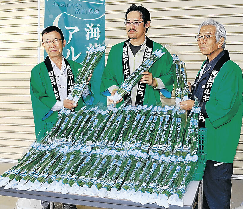 アルギットにらをＰＲする生産者＝南砺市苗島