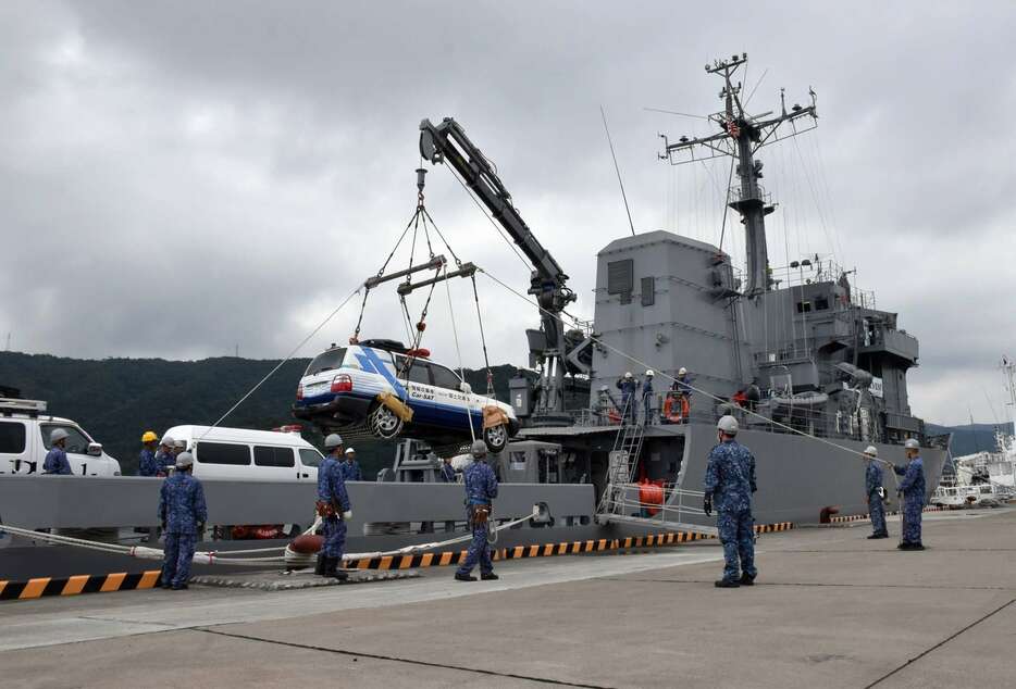 車両を降ろす海上自衛隊の多用途支援艦あまくさ＝２５日午前９時１５分ごろ、奄美市名瀬の名瀬港