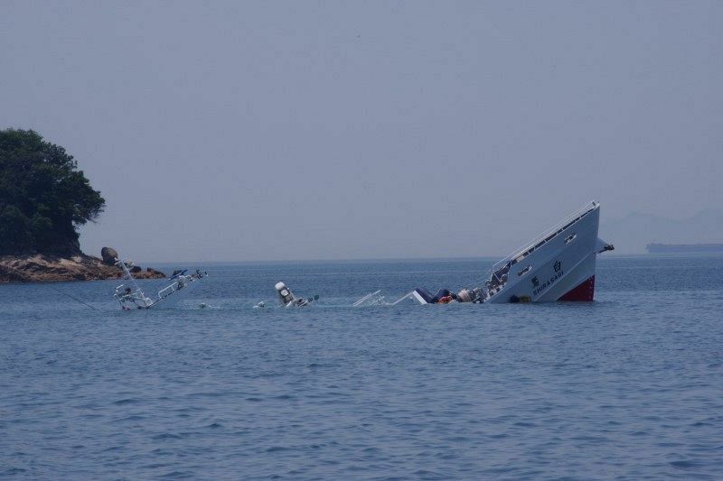 海上に船首部分が見えていた白鷺。その後、船体は完全に沈没した＝21日午前11時56分、笠岡市沖（水島海上保安部提供）
