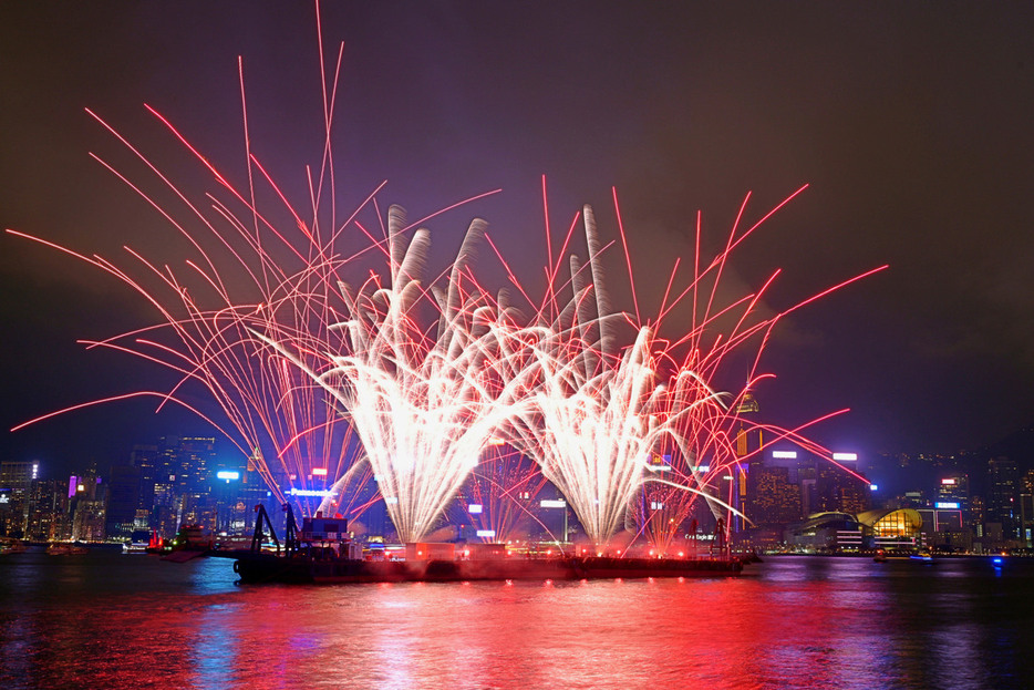 香港のヴィクトリアハーバーで開催された花火大会の様子＝2024年5月1日夜（写真：news.gov.hk）