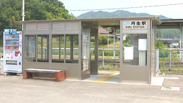 アルミ製の簡素な駅舎になったJR高徳線の丹生駅