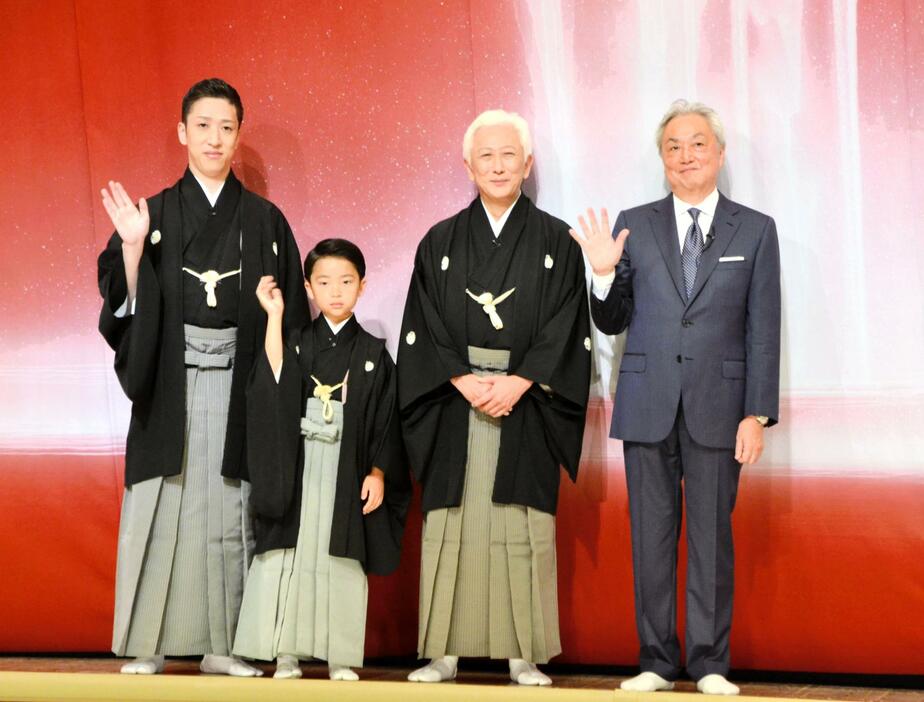 　祝幕のお披露目を行った（左から）中村時蔵、中村梅枝、中村萬壽、千住博氏