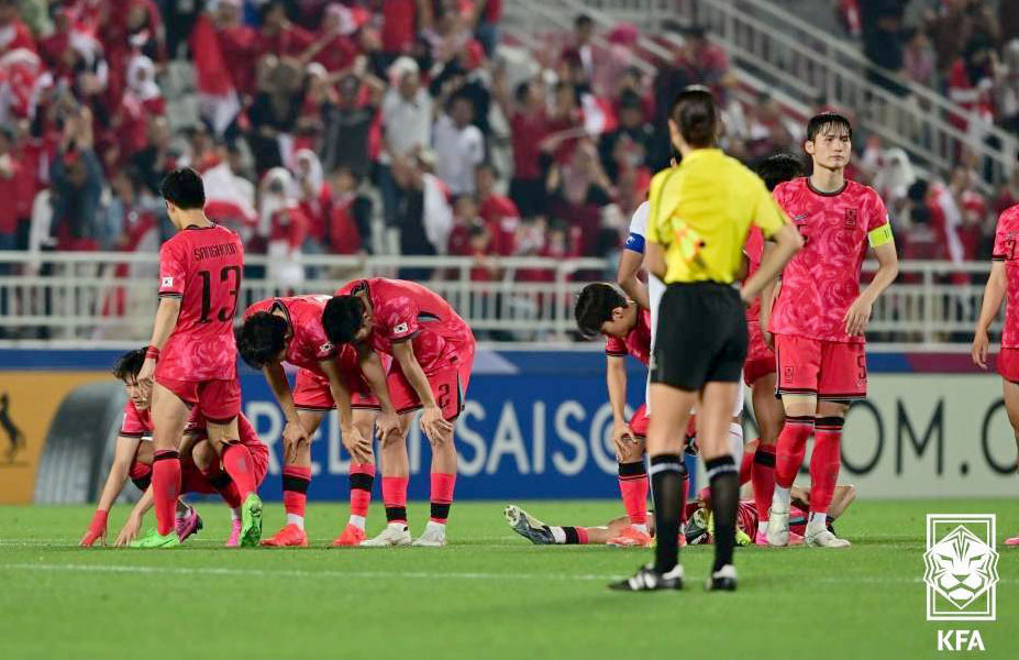 パリ五輪の予選を兼ねたサッカー男子のU―23アジア・カップでインドネシアに敗れ、肩を落とす韓国の選手ら＝ドーハ（韓国サッカー協会提供・聯合＝共同）