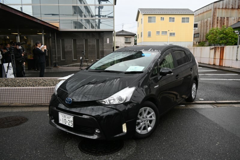出発式後に営業に向かう日本版ライドシェアの自家用車＝広島市