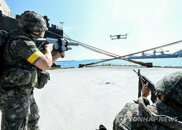 2023年8月23日、北東部の東海港で海軍が未詳のドローン侵入を想定した対応訓練を行っている＝（聯合ニュース）
