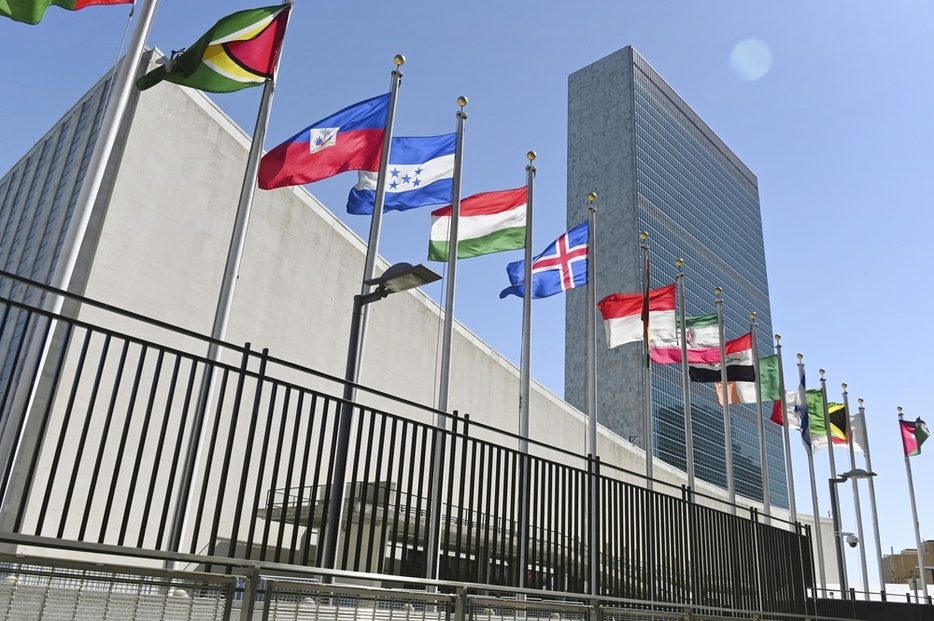 米ニューヨークの国連本部を彩る万国旗
