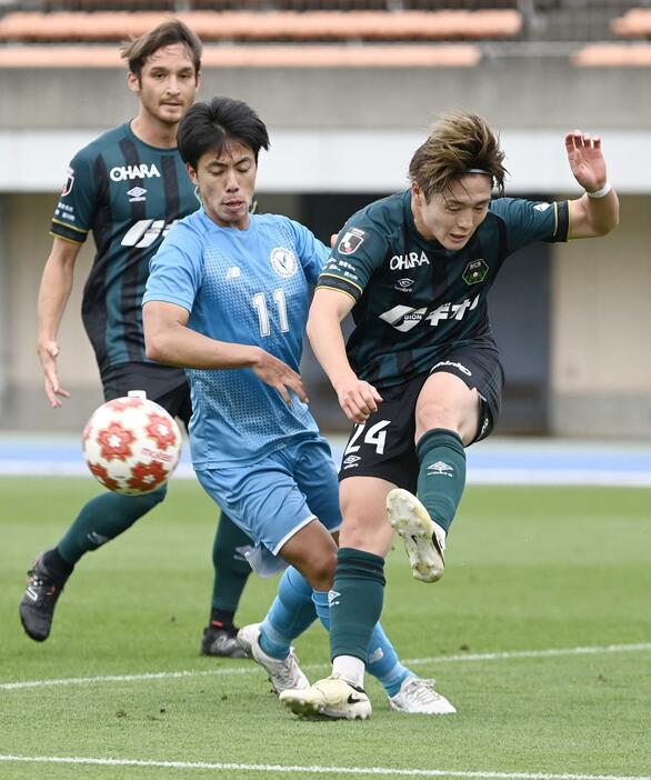 相模原―山梨学院大ペガサス　後半、競り合う相模原・牧山（右）と山梨学院大ペガサス・増沢＝レモンS