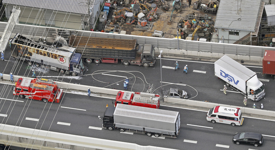 トラック4台と乗用車3台が絡む事故があった首都高速道路池袋線下り線＝14日、埼玉県戸田市（共同通信社ヘリから）