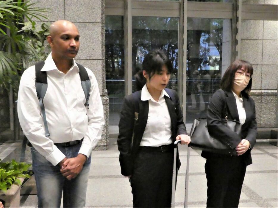 証人尋問後の報告集会で。左からナビーンさん、浦城知子弁護士、久保なおみさん。（撮影／樫田秀樹