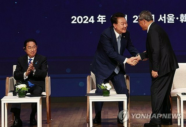 ビジネスサミットに出席した韓国の尹錫悦大統領（中央）と中国の李強首相（右）＝27日、ソウル（聯合ニュース）