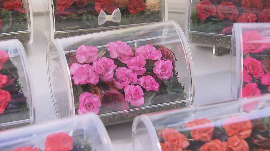 美容室を訪れた村上さんにバラの造花をプレゼント