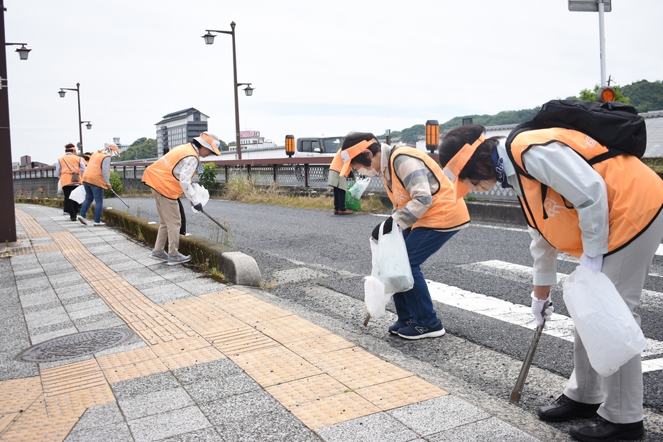 清掃奉仕活動に取り組む津山たばこ販売協同組合女性部員ら=岡山県津山市で