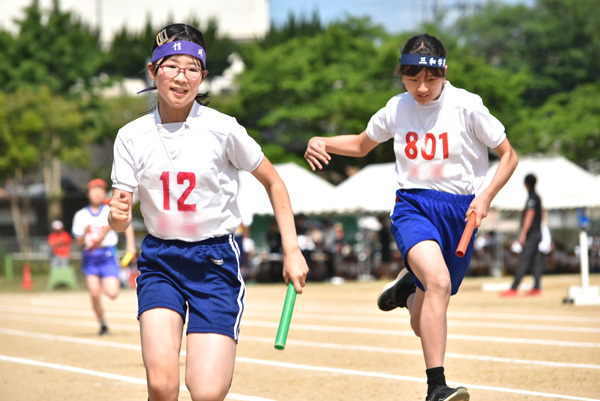 女子400メートルリレー予選で激走する児童（25日午前9時30分ごろ）