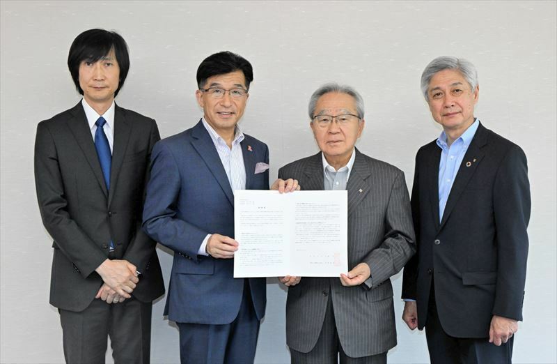 要請書を北村代表幹事に手渡す（左から）井関所長、木幡市長。右は芳見代表幹事