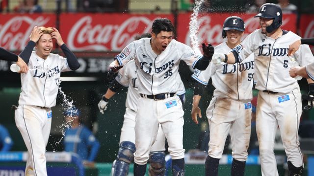 サヨナラ２ランを放ち仲間から祝福を受ける西武の若林楽人選手(写真：時事)