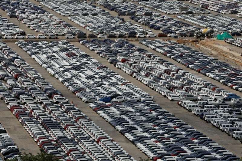 インドのマルチ・スズキのマネサール工場に並ぶ車＝２０１９年８月（ロイター＝共同）