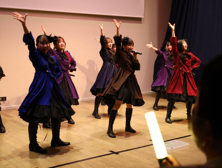 「あかぎ団」のライブで歌う加藤さやかさん（右から3人目）＝2024年3月10日、前橋市