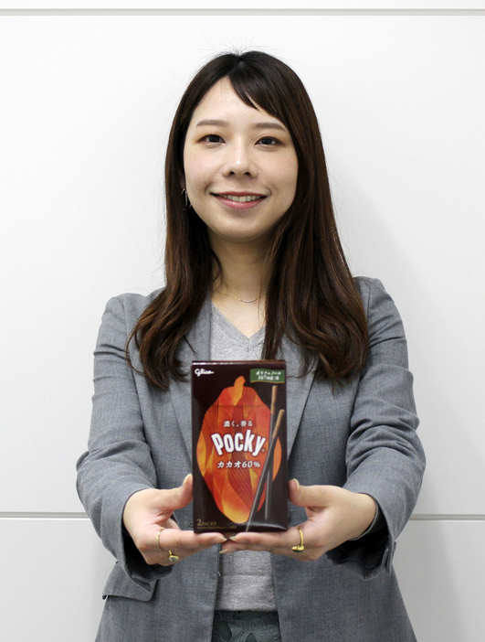 「かつてあったメンズポッキーよりもビターな味わいです」と話す江崎グリコの槌田智子さん＝2024年3月、大阪市内