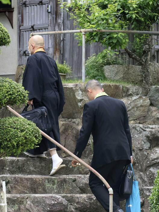 調査のため、尼僧叡敦さんが住職から性暴力を受けたと訴える四国地方の寺に入る天台宗の担当者＝7日午後