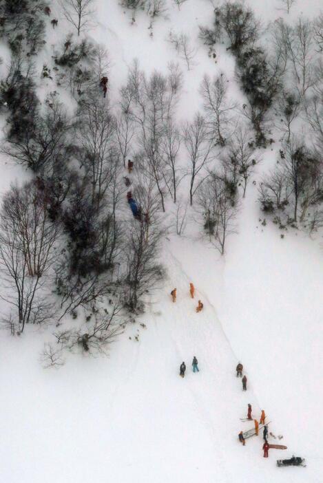 2017年3月、登山講習中の高校生らが雪崩に巻き込まれたスキー場周辺で救助活動をする消防隊員ら＝栃木県那須町