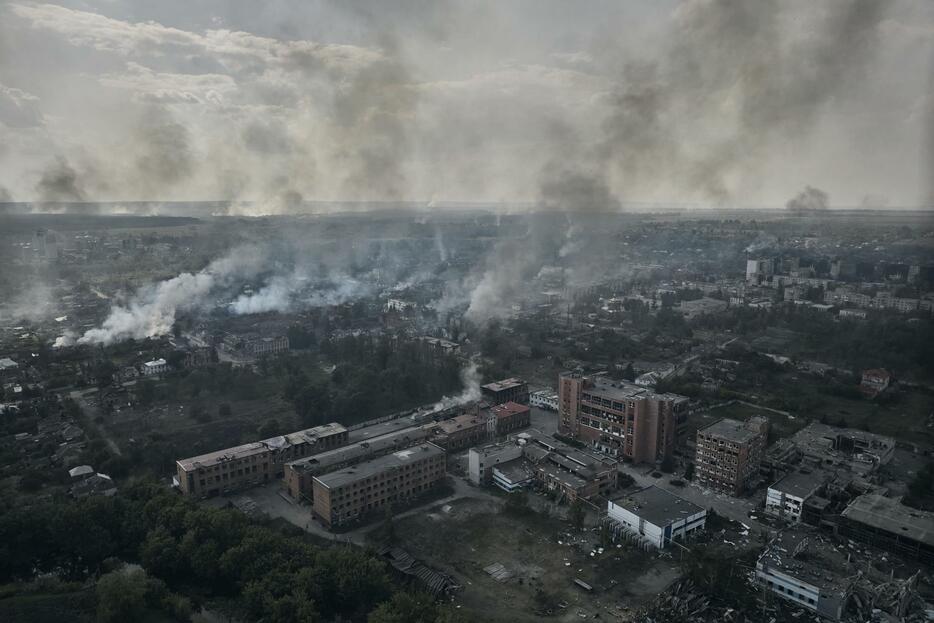 連日の攻撃で、建物が激しく損傷したウクライナ・ハリコフ州のロシア国境近くの都市＝20日（ゲッティ＝共同）