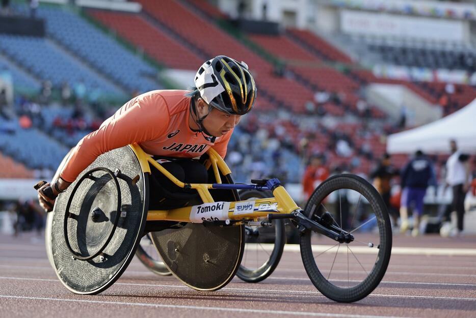 男子400メートル（車いすT52）決勝　力走する佐藤友祈。57秒98をマークし銀メダルを獲得した＝神戸ユニバー記念競技場