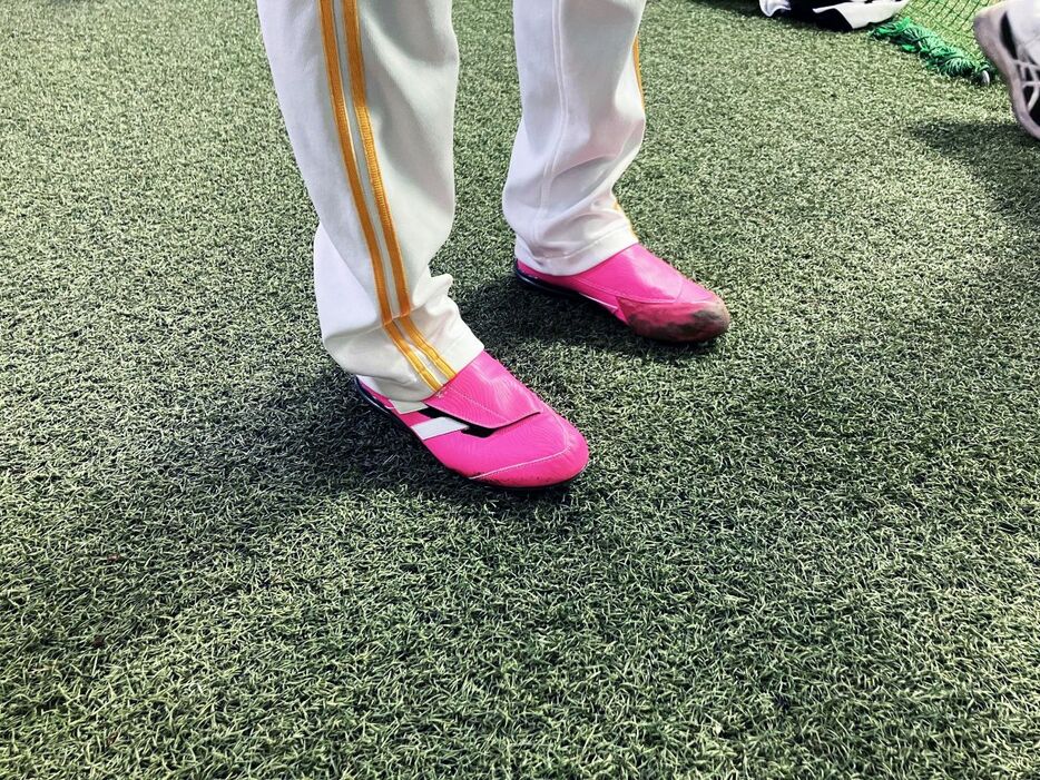 母の日にちなんで、和田が履いて練習したピンク色のスパイク